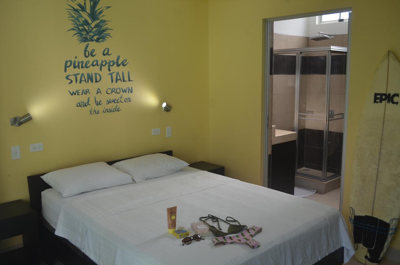 Hostal Room2board And Surf School Jacó